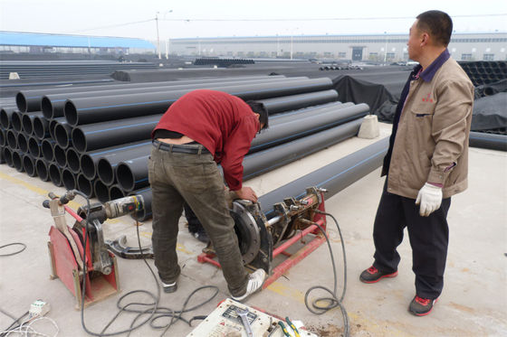 Çeşitli kazma projeleri için mavi şeritli beyaz HDPE borusunu kazma